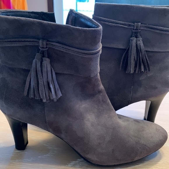 Bandolino Leather Booties with heels and tassels - Size 6.5, very good condition - Picture 9 of 9